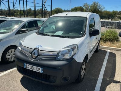 une camionnette blanche garée dans un parking à côté d'autres voitures