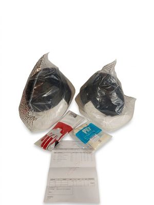 deux sacs poubelles posés l'un à côté de l'autre sur une table