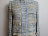 un gros plan sur un mannequin vêtu d'une veste