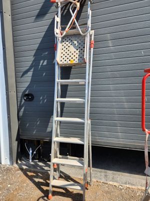 une échelle posée contre un immeuble