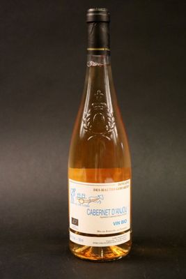 une bouteille de vin posée sur une table
