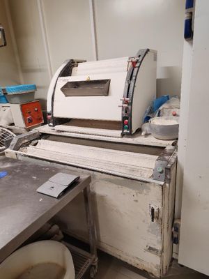 une machine placée au milieu d'une pièce