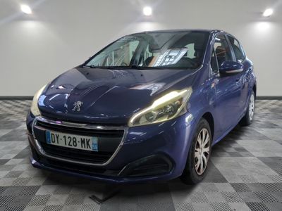 la voiture bleue est garée sur un sol en damier dans le garage
