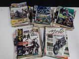 beaucoup de magazines de moto sur la table