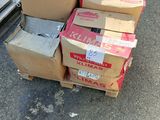 Plusieurs cartons sont empilés les uns sur les autres dans la rue.