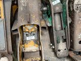 un homme travaillant sur une machine dans une usine