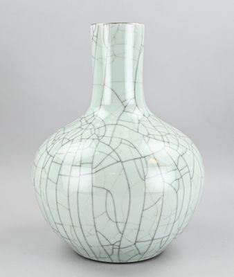 un vase blanc orné d'un motif craquelé
