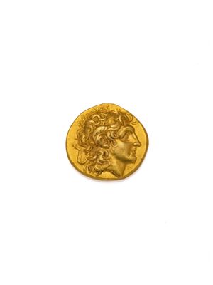gros plan d'une pièce d'or sur une surface blanche