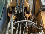 une image montrant un gros plan du moteur d'un engin de chantier