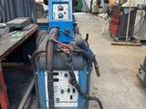 une image d'une machine à souder dans un garage