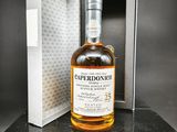 un gros plan sur une bouteille de whisky dans un coffret