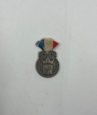 une médaille d'argent ornée d'un ruban rouge, blanc et bleu