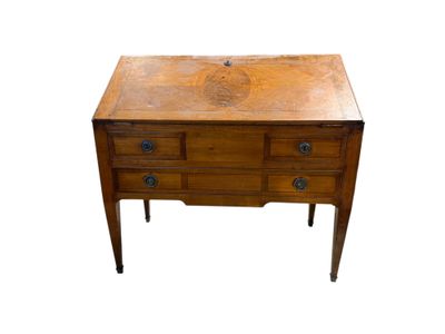 Un bureau de pente en bois fruitier, bois de placage et marq…