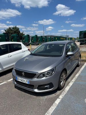 deux voitures garées l'une à côté de l'autre dans un parking