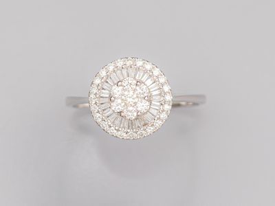 une bague en grappe de diamants avec des diamants taille baguette, sertie en or blanc