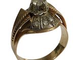 l'image d'une bague en or ornée d'un diamant