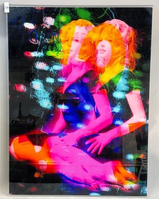 photo encadrée représentant deux femmes aux couleurs fluo assises sur un canapé