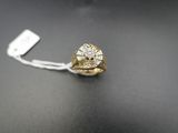 un gros plan d'une bague en or ornée d'un crâne