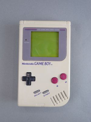 une Game Boy posée sur une table