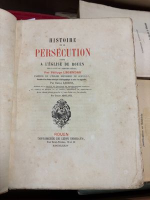 un livre ouvert posé sur une table