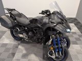 une moto garée sur un sol en damier