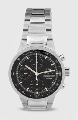 un gros plan d'une montre sur une surface blanche avec un fond blanc