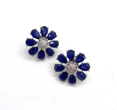 une paire de boucles d'oreilles en forme de fleur, en saphir et diamants