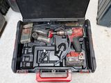 une boîte à outils contenant des outils, posée sur le sol