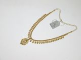 gros plan sur un collier en or portant une étiquette
