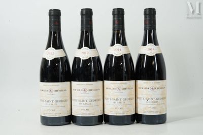 six bouteilles de vin sont alignées sur une surface blanche