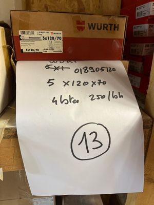une étiquette sur une boîte sur laquelle figure un prix