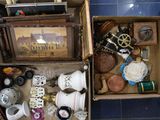 une boîte remplie d'objets hétéroclites posée sur le sol