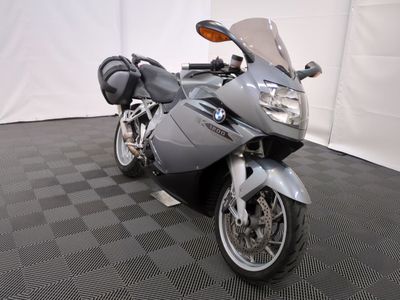 une moto garée sur un sol à damier noir et blanc