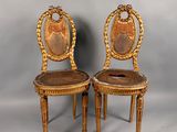 paire de chaises d'appoint à dossier en rotin de style Louis XVI