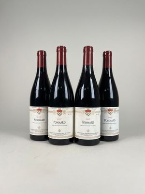 trois bouteilles de vin rouge posées sur une table blanche