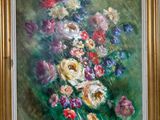 tableau représentant un bouquet de fleurs dans un cadre doré sur fond vert
