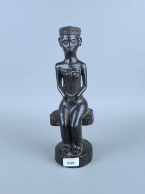 l'image d'une statue d'un homme assis sur une chaise