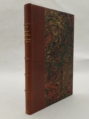 un vieux livre à la couverture marron ornée d'un motif floral