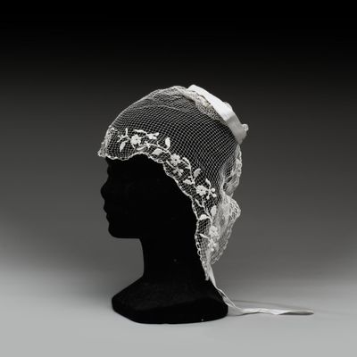 photographie en noir et blanc représentant la tête d'une femme portant un voile