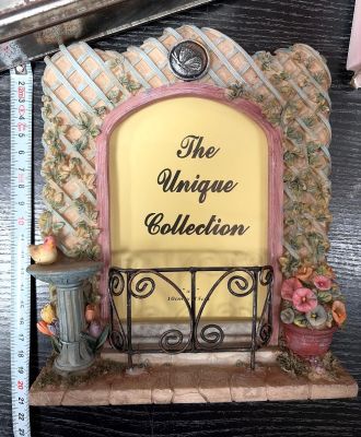 une photo d'une maison miniature sur laquelle est accrochée une pancarte