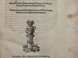 un vieux livre sur lequel est dessiné un vase