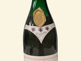 une bouteille de vin posée sur une table