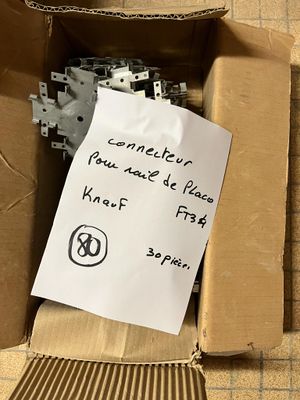 une boîte en carton sur laquelle est collée une étiquette