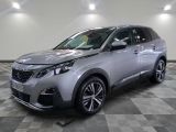 la voiture argentée est garée dans le garage sur un sol en damier