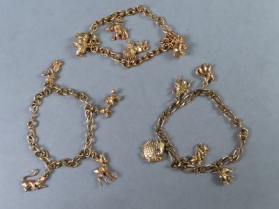 deux bracelets en or et un bracelet orné de breloques