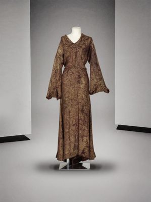 une photo d'une robe posée sur un mannequin dans une pièce