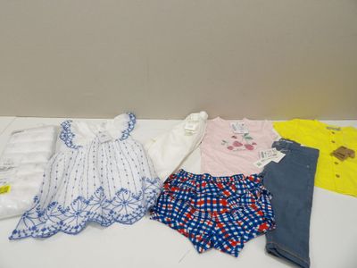 beaucoup de vêtements posés sur une table
