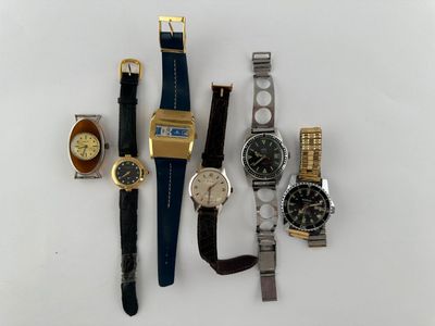un grand nombre de montres posées sur une table