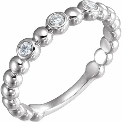 gros plan d'une bague en diamant sur fond blanc