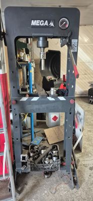 une machine qui se trouve dans un garage, à côté d'une échelle